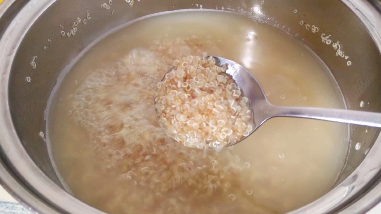 藜麦豆浆西米露,煮至15分钟左右关火