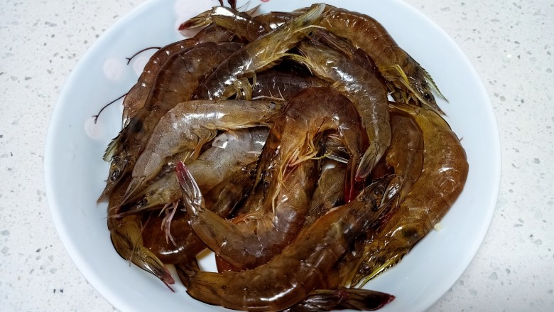 干锅麻辣鸡翅,鲜虾剪去胡须，在虾的第二节取出虾线，洗干净