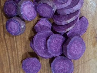 紫薯挞,紫薯削皮切薄块
