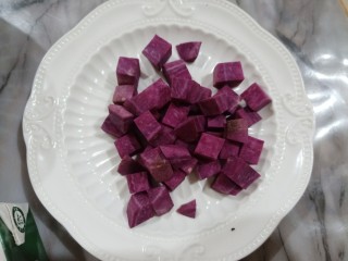 紫薯挞,切成小丁备用
