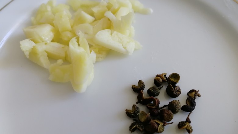 豆皮金针菇卷,准备好蒜末，麻椒。