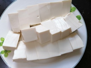 虾仁豆腐羹,豆腐切成均匀的块状