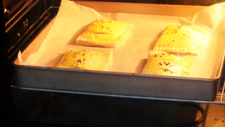 香酥紫薯派,放入预热好的烤箱，上下火170度中层烘烤12-15分钟，烤至表面金黄酥脆即可