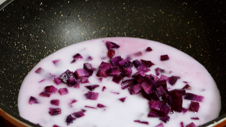 香酥紫薯派,加入水淀粉