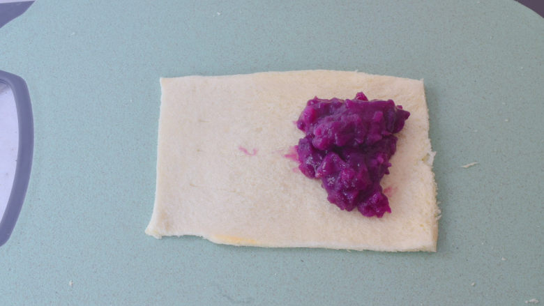 香酥紫薯派,一边划三刀，另一边放上馅料