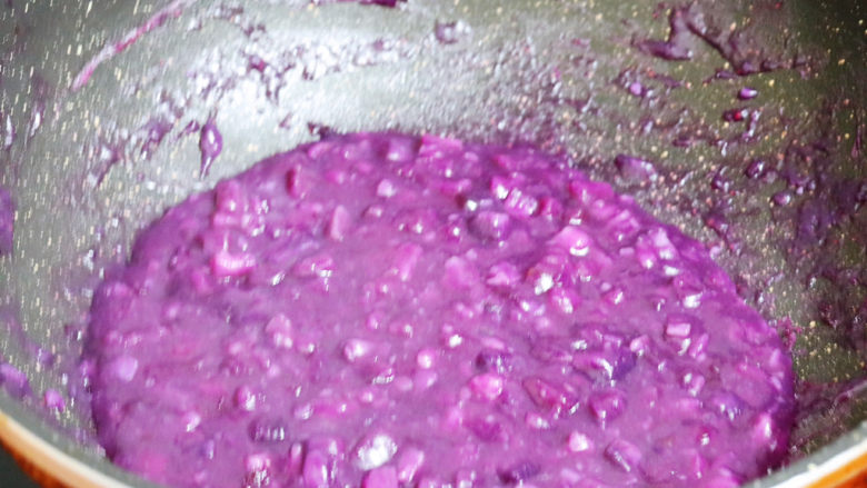 香酥紫薯派,翻至黏稠馅料，盛出备用