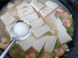 虾仁豆腐羹,加入一勺盐调味