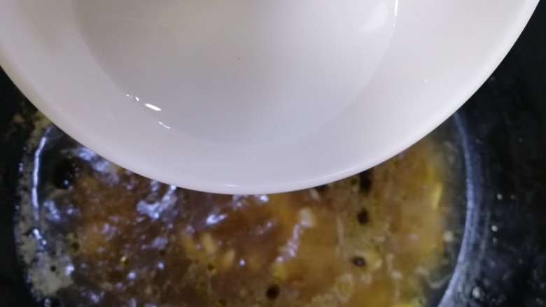 豆皮金针菇卷,一勺生粉，调成水淀粉，倒入锅中的汤汁，煮至粘稠。