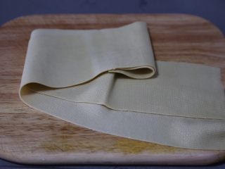 豆皮金针菇卷,豆皮切成适合的长度和宽度