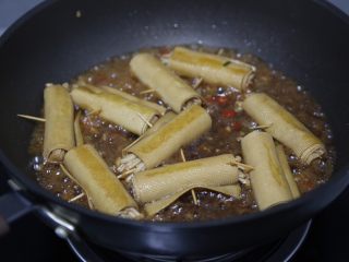 豆皮金针菇卷,放入豆皮金针菇，大火煮开后盖上锅盖，小火煮约5、6分钟