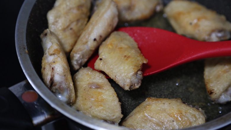 干锅麻辣鸡翅,将鸡翅煎熟煎透，煎至两面都呈焦黄色