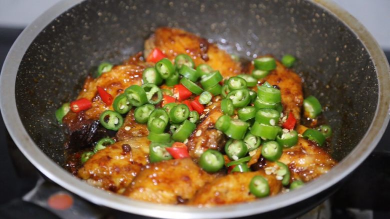 干锅麻辣鸡翅,煮至汤汁慢慢收紧，加入青红辣椒