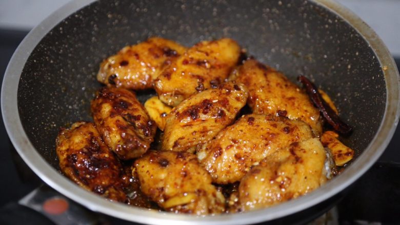 干锅麻辣鸡翅,翻炒至鸡翅均匀的裹上辣酱