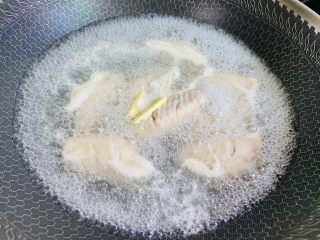 薯片鸡翅,锅中加入清水放入鸡翅和姜片、少许料酒大火煮沸三分钟。捞出清洗干净