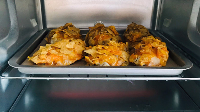 薯片鸡翅,送进烤箱，200度，烤20分钟就可以了