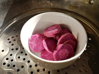 紫薯挞,上锅水开蒸10分钟。