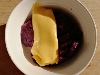 紫薯挞,紫薯蒸好，趁热放入芝士片。