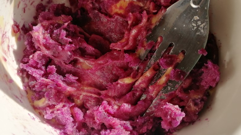 紫薯挞,搅拌均匀，紫薯的热度把芝士融化。