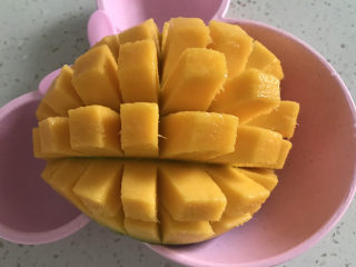 芒果🥭牛奶果冻,芒果切开，划成一个个小方块