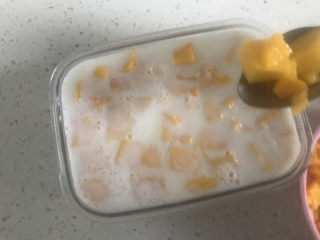 芒果🥭牛奶果冻,上面再放点芒果丁