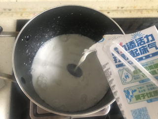 芒果🥭牛奶果冻,锅里倒入牛奶开小火