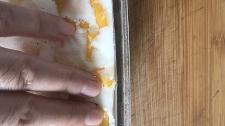 芒果🥭牛奶果冻,用手轻轻按压四周