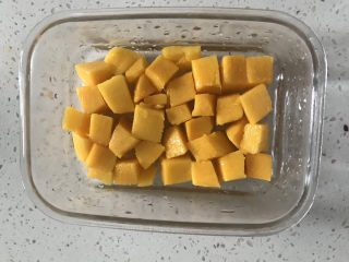 芒果🥭牛奶果冻,模具底部铺一层芒果肉