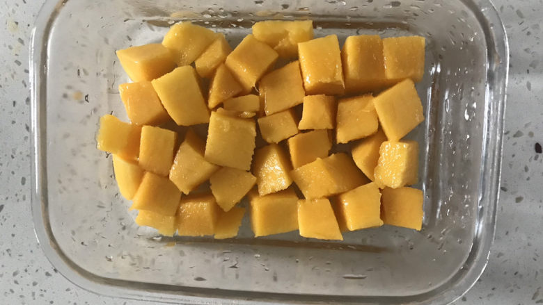 芒果🥭牛奶果冻,模具底部铺一层芒果肉