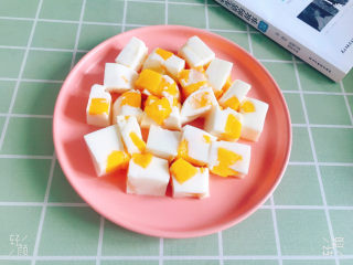 芒果🥭牛奶果冻,切块装盘可以开吃了