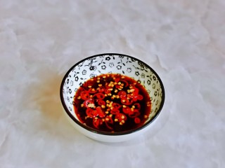 豆皮金针菇卷,辣椒加入器具中，加生抽，醋，盐，搅拌均匀。