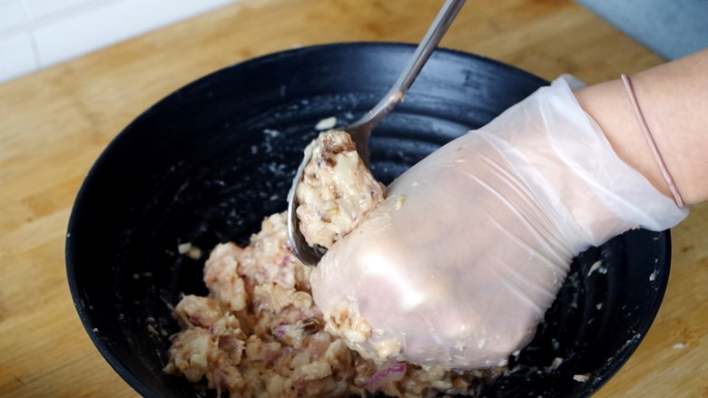 莲藕肉丸,左手取适量肉馅，在虎口处挤出肉丸子，右手用小勺将肉丸子取下，大小尽量均匀一些。