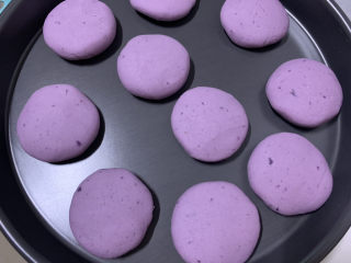 紫薯芝麻饼,分成小块，压成饼