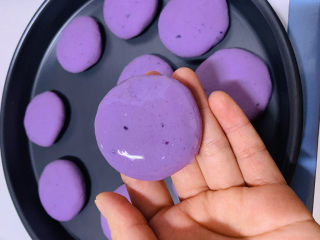 紫薯芝麻饼,紫薯两面刷上油