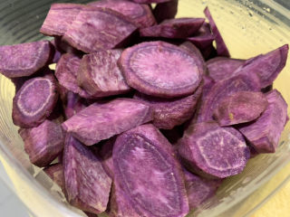紫薯芝麻饼,切小片