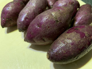 紫薯芝麻饼,紫薯洗净