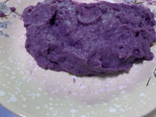 紫薯芝麻饼,搅成泥