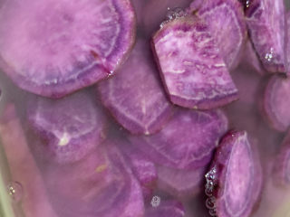 紫薯芝麻饼,泡清水里，不会变色