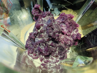 紫薯芝麻饼,把紫薯和牛奶，加入搅拌机