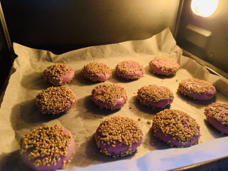 紫薯芝麻饼,放入烤箱，中层，上下火170度，烤20分钟
