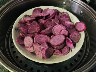 紫薯芝麻饼,紫薯冷水上锅，大火蒸20分钟