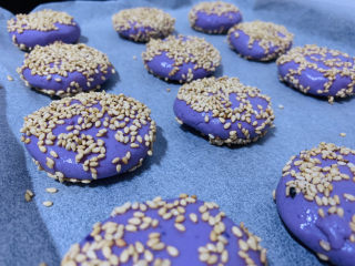 紫薯芝麻饼,烤盘铺油纸，放入紫薯芝麻饼