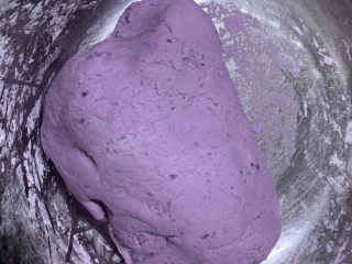 紫薯芝麻饼,揉成团