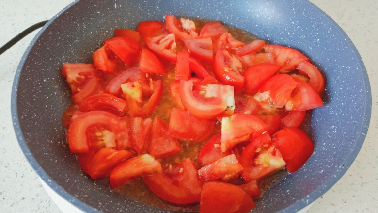 豆皮金针菇卷,热锅热油下番茄炒出汁水。