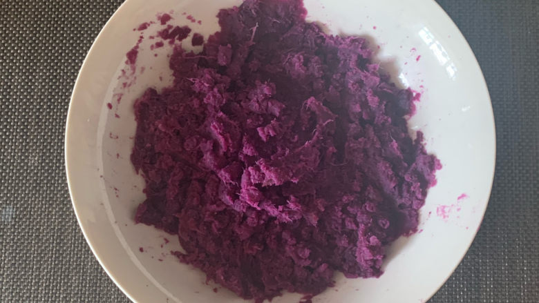 紫薯芝麻饼,用勺把紫薯压成泥