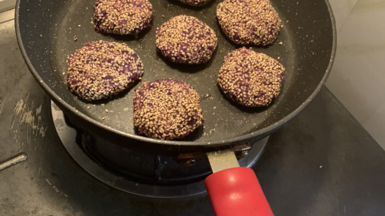 紫薯芝麻饼,煎烤5分钟左右