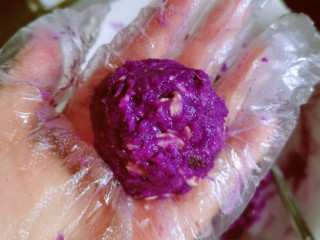 紫薯芝麻饼,取一份紫薯泥，团成球状