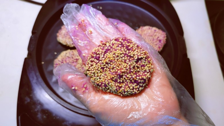 紫薯芝麻饼,形成紫薯芝麻饼胚