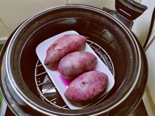 紫薯芝麻饼,时间到  紫薯已经熟了