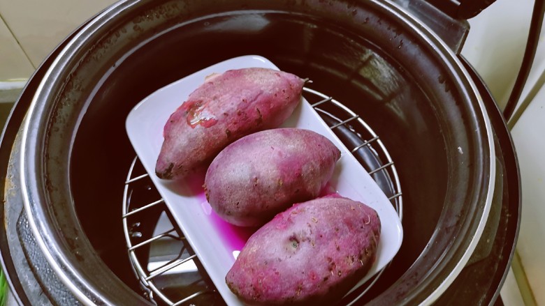 紫薯芝麻饼,时间到  紫薯已经熟了