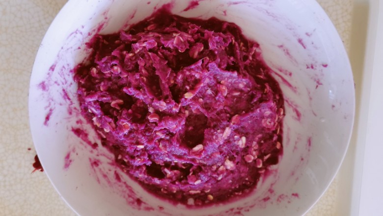 紫薯芝麻饼,搅拌均匀